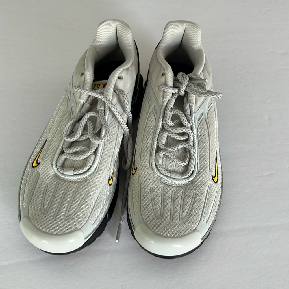 Nike Women's Shoes in White and Yellow